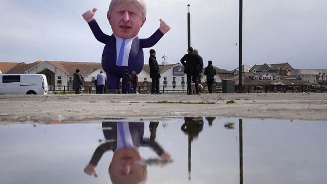 Eine über neun Meter große aufblasbare Figur von Großbritanniens Premierminister Boris Johnson wurde im nordostenglischen Hartlepool aufgestellt. Eine über neun Meter große aufblasbare Figur von Großbritanniens Premierminister Boris Johnson wurde im nordostenglischen Hartlepool aufgestellt.
