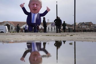 Eine über neun Meter große aufblasbare Figur von Großbritanniens Premierminister Boris Johnson wurde im nordostenglischen Hartlepool aufgestellt.