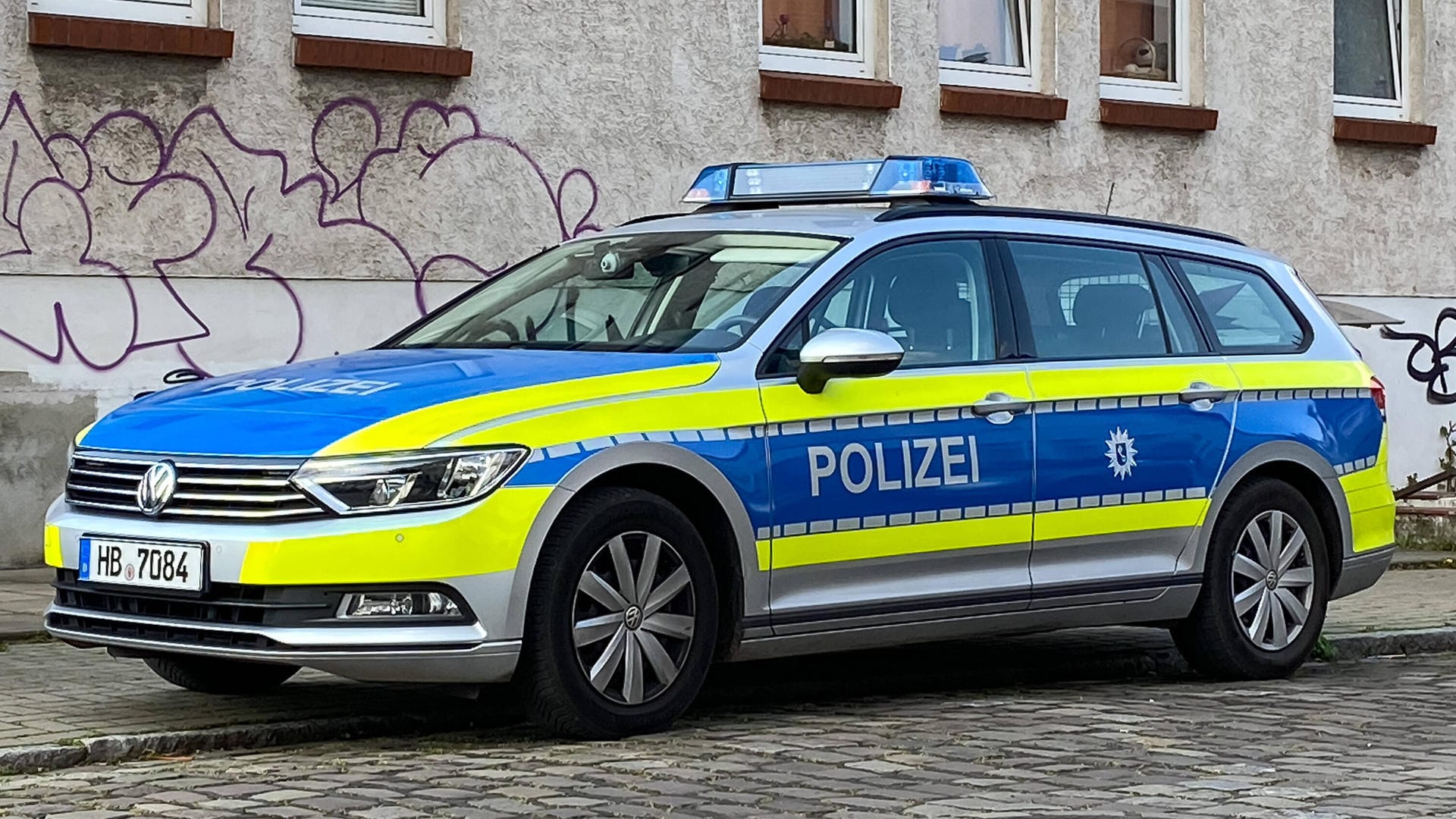 Ein Streifenwagen der Polizei (Symbolbild): Das Kind konnte den Beamten erklären, aus welcher Richtung es gekommen war.