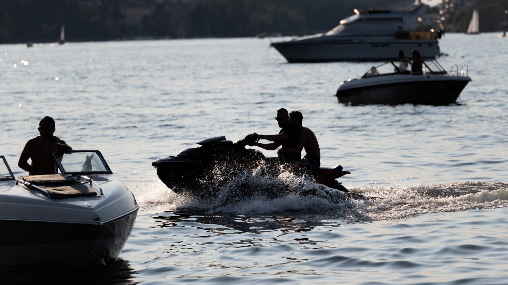 Jetskis auf dem Wasser (Symbolfoto): Der 23-Jährige musste in ein Krankenhaus geflogen werden. Jetskis auf dem Wasser (Symbolfoto): Der 23-Jährige musste in ein Krankenhaus geflogen werden.