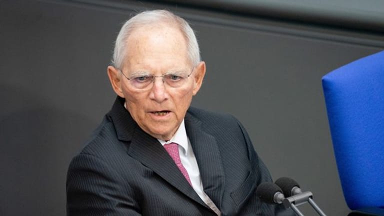 Wolfgang Schäuble (CDU), Bundestagspräsident, leitet die Sitzung des Bundestages.