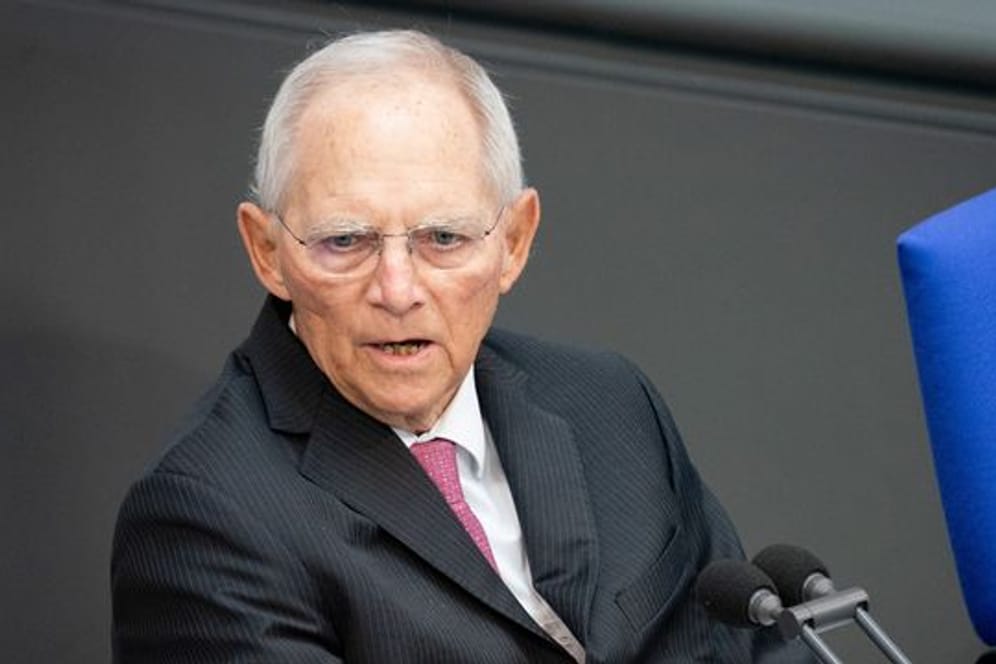 Wolfgang Schäuble (CDU), Bundestagspräsident, leitet die Sitzung des Bundestages.
