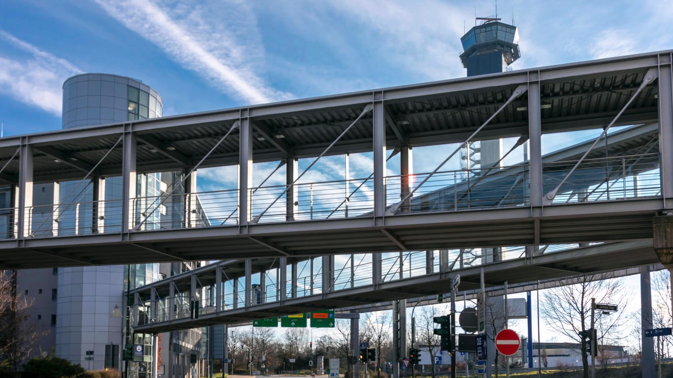 Am Flughafen Düsseldorf ist es wie ausgestorben (Archivbild): Zwei Blindgänger-Bomben wurden am Flughafen entdeckt.