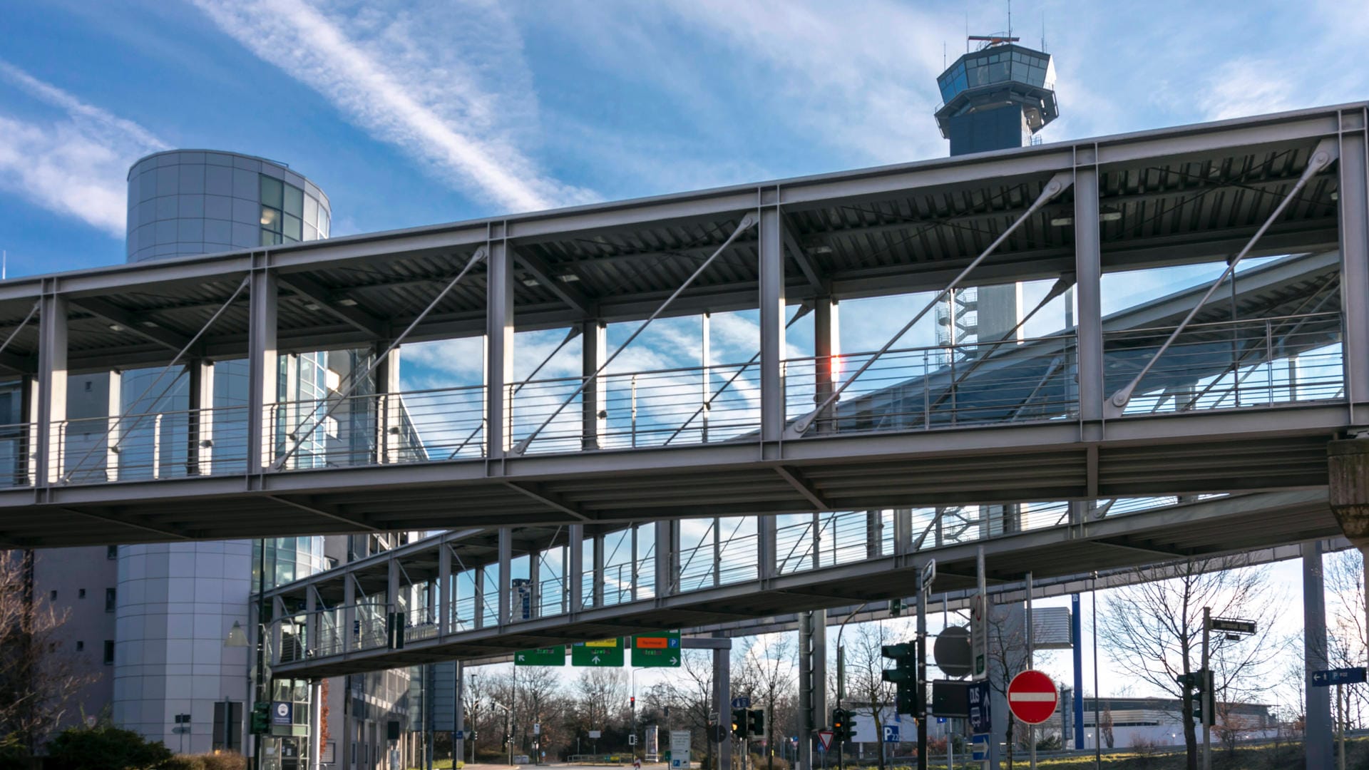 Am Flughafen Düsseldorf ist es wie ausgestorben (Archivbild): Zwei Blindgänger-Bomben wurden am Flughafen entdeckt. Am Flughafen Düsseldorf ist es wie ausgestorben (Archivbild): Zwei Blindgänger-Bomben wurden am Flughafen entdeckt.