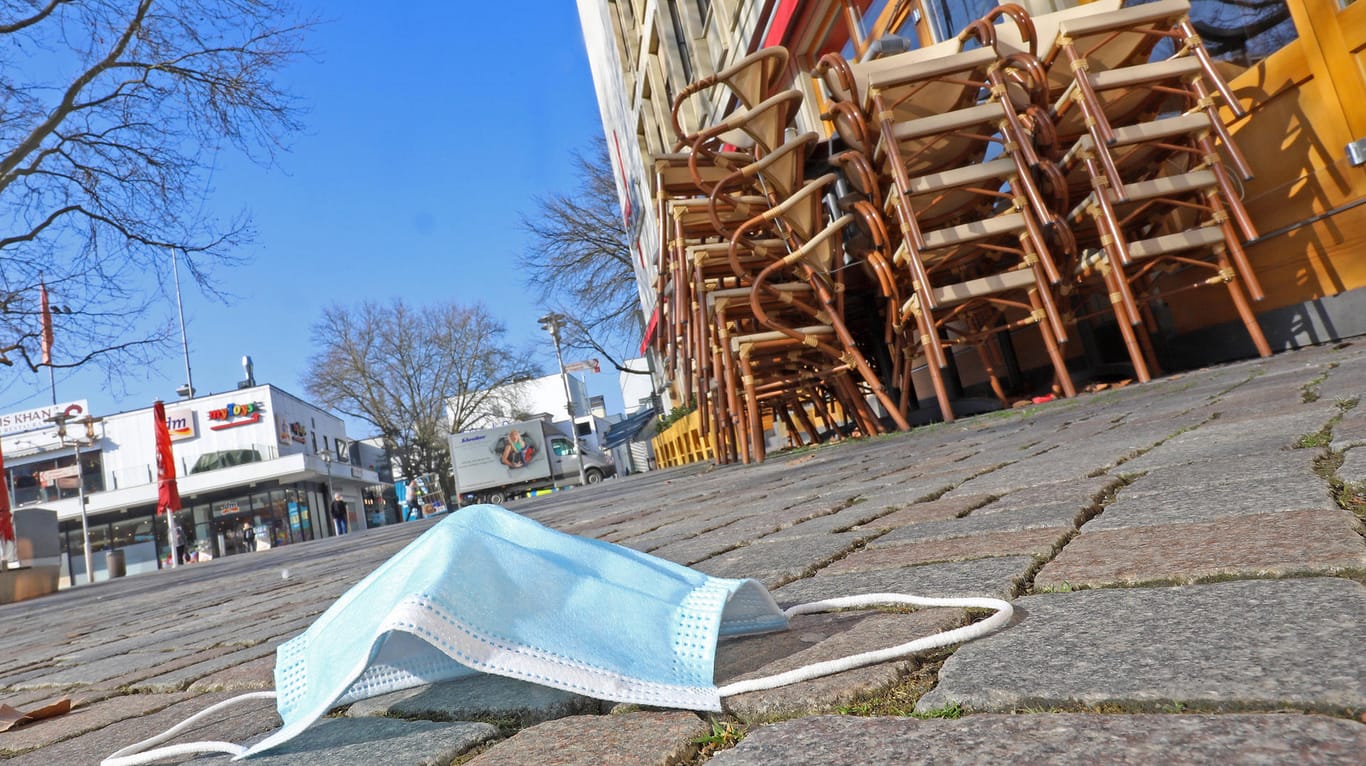 Café im Lockdown (Symbolbild): Die Beschäftigten sollen möglichst bald geimpft werden, fordert das Gastgewerbe.