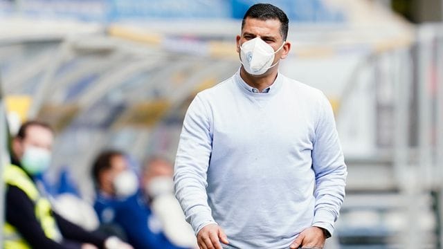 Steht mit Schalke schon als Absteiger fest: Trainer Dimitrios Grammozis. Steht mit Schalke schon als Absteiger fest: Trainer Dimitrios Grammozis.