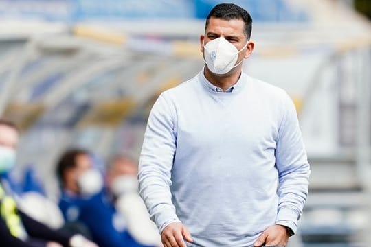 Steht mit Schalke schon als Absteiger fest: Trainer Dimitrios Grammozis.