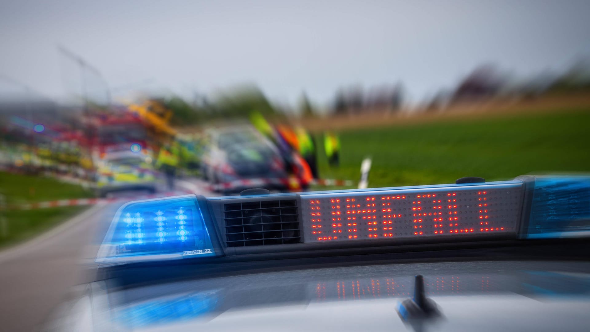 Unfall auf einer Straße: Bei dem Verkehrsunfall wurden weitere zwölf Menschen verletzt, zwei davon schwer. Unfall auf einer Straße: Bei dem Verkehrsunfall wurden weitere zwölf Menschen verletzt, zwei davon schwer.