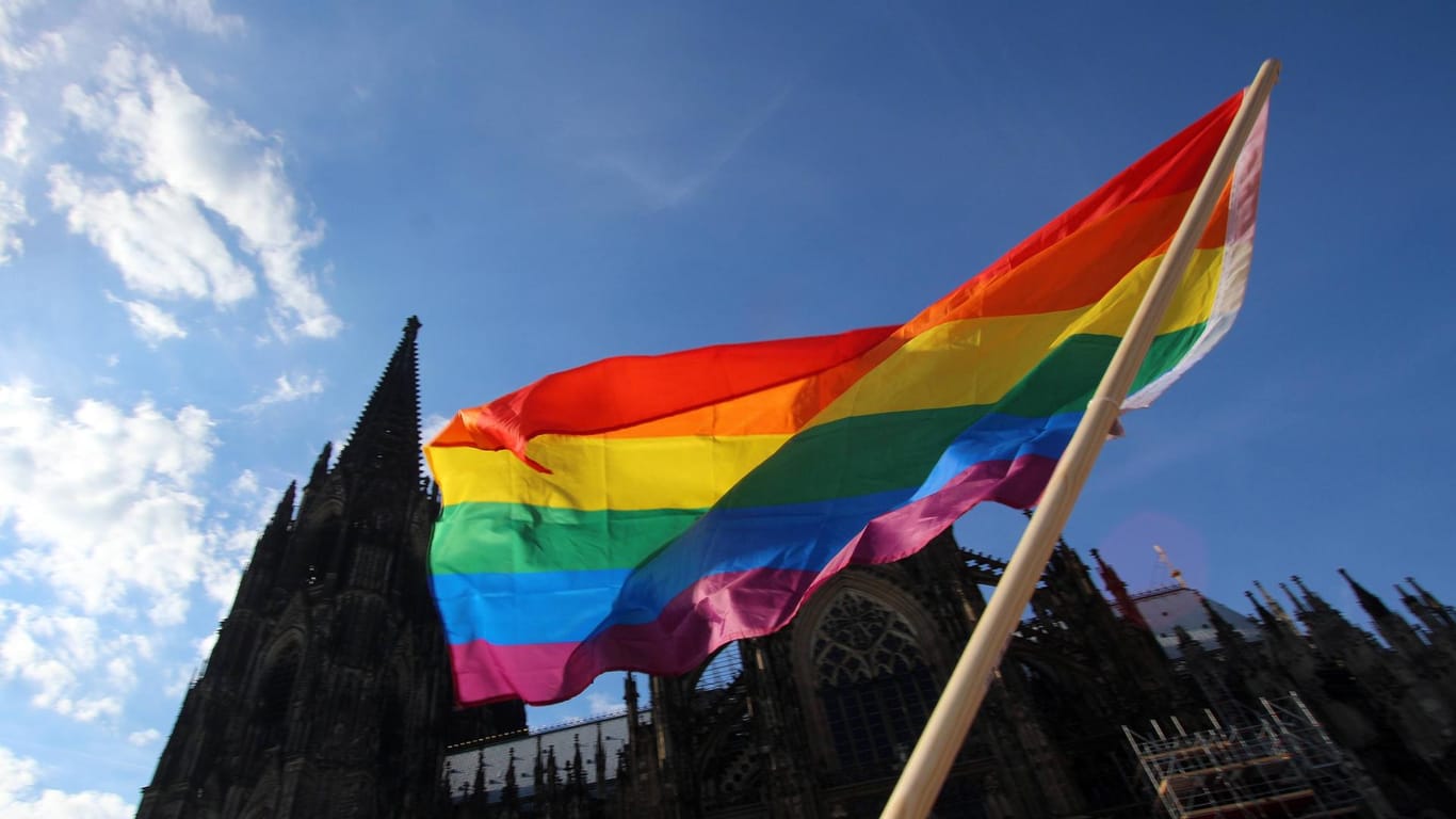 Regenbogenfahne vor dem Kölner Dom (Archivbild): Pfarrer in ganz Deurschland wollen homosexuellen Paaren einen Segen erteilen.