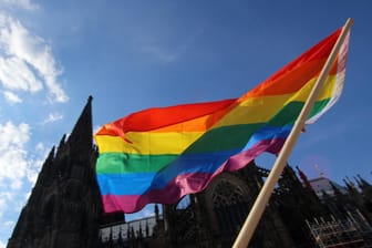 Regenbogenfahne vor dem Kölner Dom (Archivbild): Pfarrer in ganz Deurschland wollen homosexuellen Paaren einen Segen erteilen.