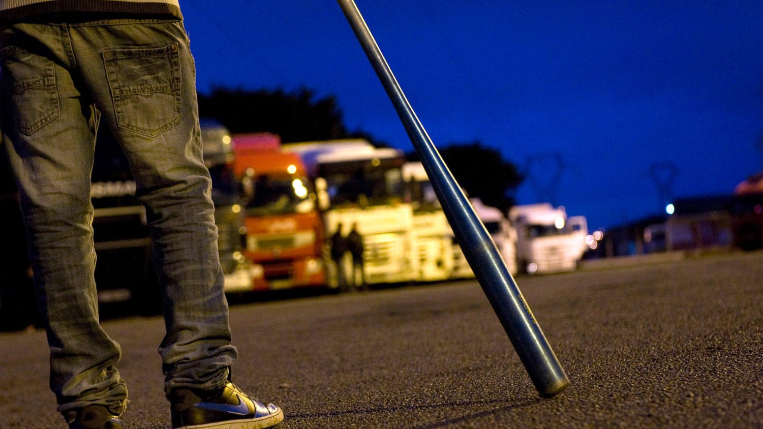 Ein Mann hält einen Baseballschläger (Symbolbild): Die Polizei ermittelt zu dem Fall. Ein Mann hält einen Baseballschläger (Symbolbild): Die Polizei ermittelt zu dem Fall.