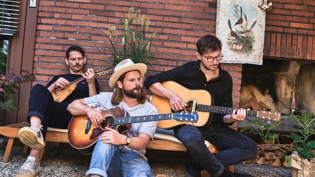 Craig Saunders (l-r), Ian Hooper und Claudio Donzelli von der Folk-Band Mighty Oaks.