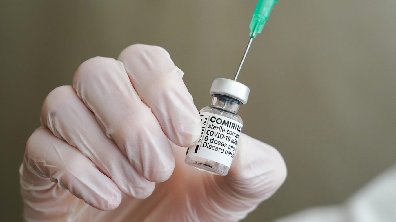 Eine Ampulle Impfstoff von Biontech: Eigentlich recht dieser für sechs Impfdosen.