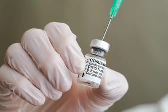 Eine Ampulle Impfstoff von Biontech: Eigentlich recht dieser für sechs Impfdosen.