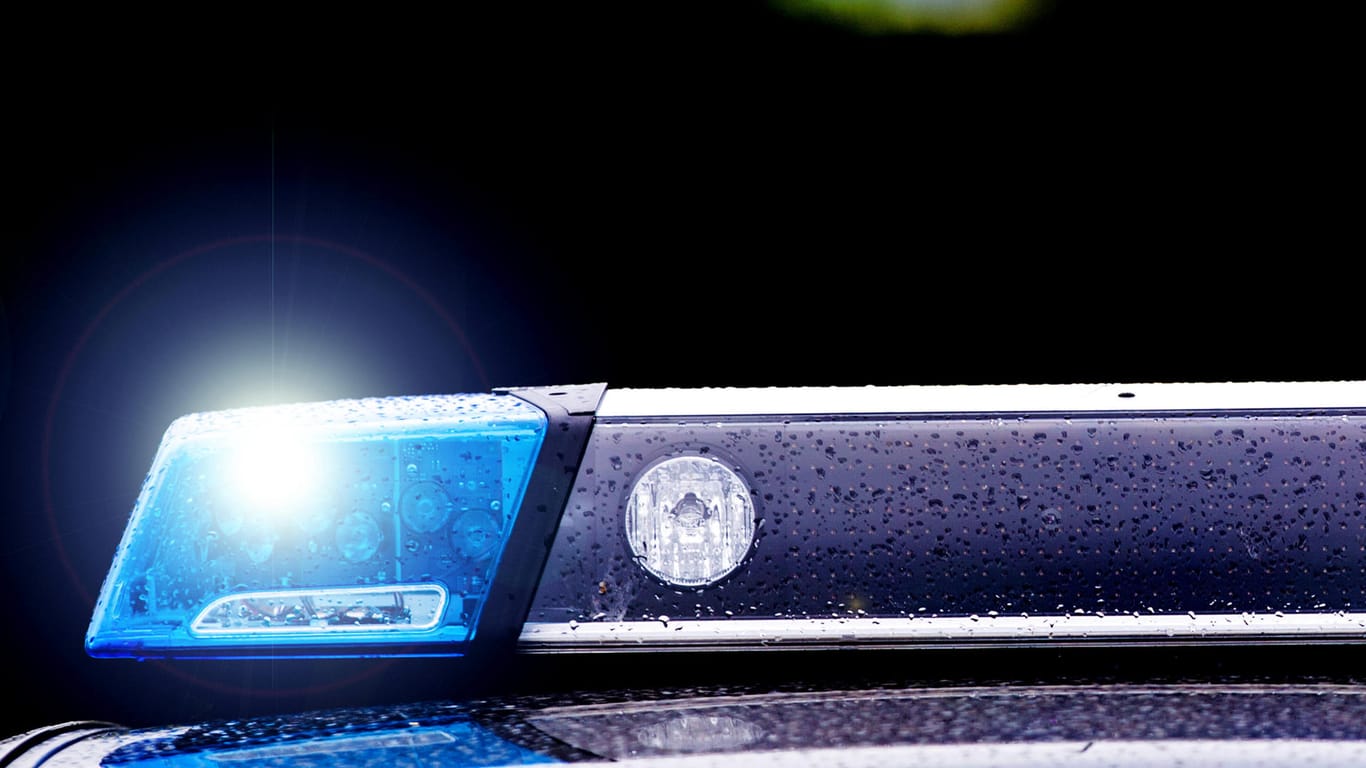 Blaulicht auf einem Polizeiwagen (Symbolbild): Die Polizei sucht nach Zeugen, die Hinweise zum Tatgeschehen geben können.