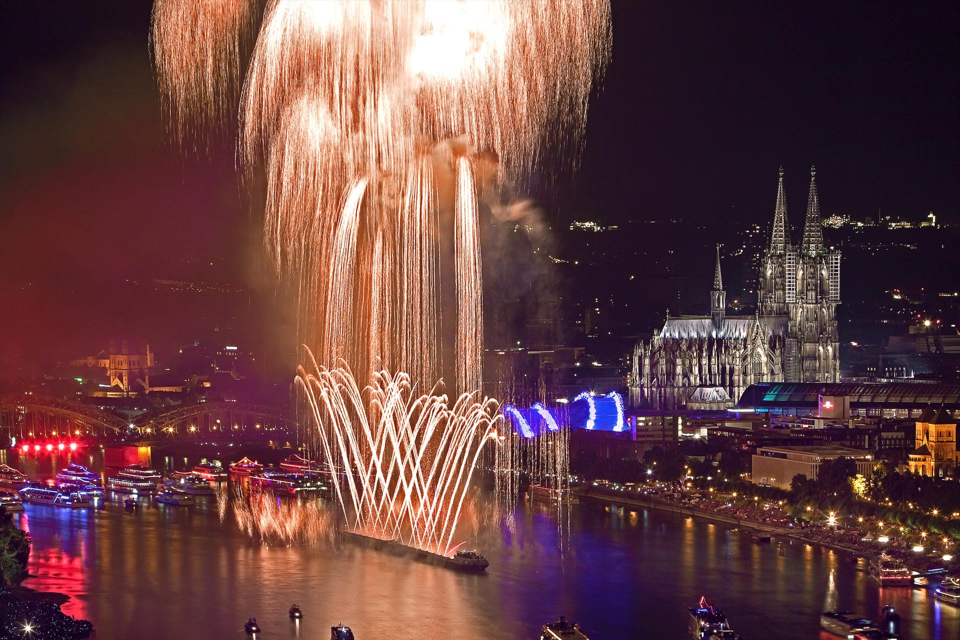 Feuerwerk über dem Rhein (Archivbild): "Kölner Lichter" am 10. Juli 2021 wurden abgesagt.