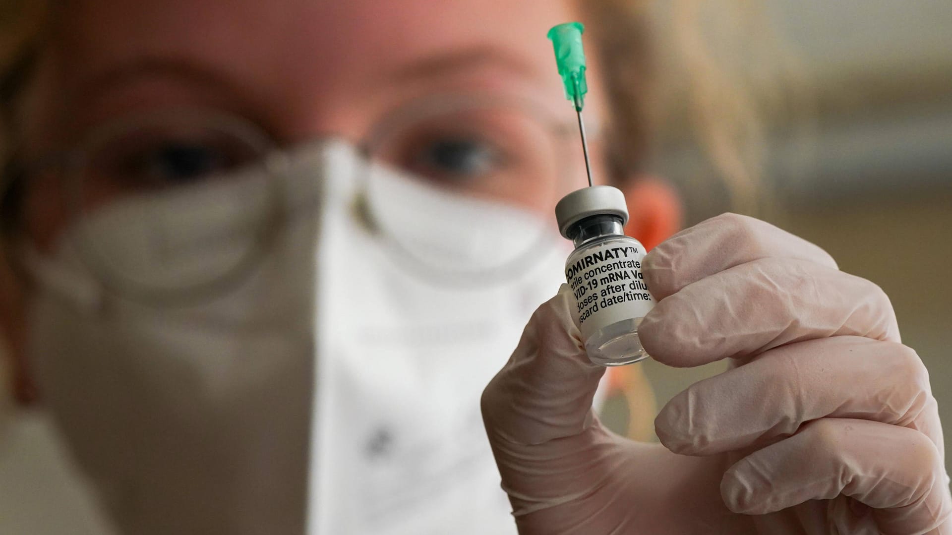 Eine Dosis Impfstoff: Das Corona-Vakzin hat Biontech einem Milliardengewinn verschafft. Und der Pharmakonzern hat große Pläne, etwas für Asien, Eine Dosis Impfstoff: Das Corona-Vakzin hat Biontech einem Milliardengewinn verschafft. Und der Pharmakonzern hat große Pläne, etwas für Asien,