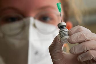 Eine Dosis Impfstoff: Das Corona-Vakzin hat Biontech einem Milliardengewinn verschafft. Und der Pharmakonzern hat große Pläne, etwas für Asien,