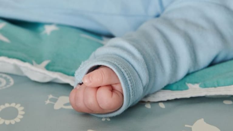 Die Hand eines nur wenige Wochen alten Babys (Symbolbild): Mohammed und Hanna sind die beliebtesten Babynamen 2020 in Berlin.