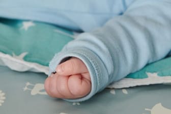 Die Hand eines nur wenige Wochen alten Babys (Symbolbild): Mohammed und Hanna sind die beliebtesten Babynamen 2020 in Berlin.
