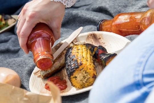 Ob die Grillsauce Alkohol enthält, wird auf der Vorderseite der Verpackung unterschiedlich gut kenntlich gemacht.