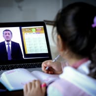 Ersatz für Schulunterricht? Bildungsminister Ziya Selcuk ist im EBA TV zu sehen.