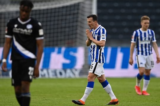 Sowohl Bielefels Anderson Lucoqui als auch Herthas Vladimir Darida und Santiago Ascacibar (l-r) müssen noch im den Ligaverbleib zittern.