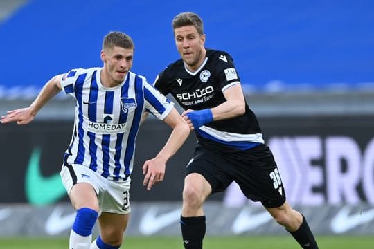 Trainersohn Marton Dardai (l) verlängerte seinen Vertrag bei Hertha BSC.
