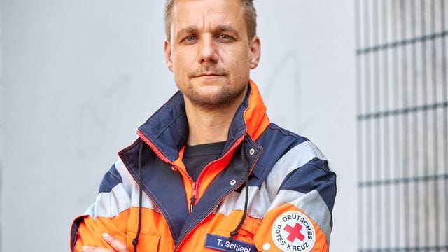 Tobi Schlegl als Rettungssanitäter 2020 in Hamburg.