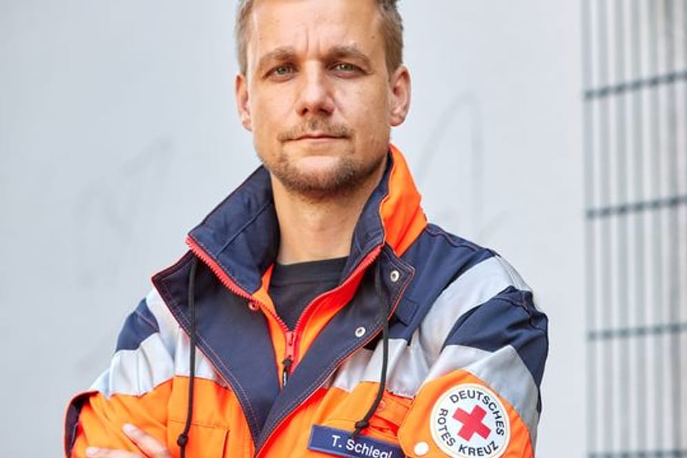 Tobi Schlegl als Rettungssanitäter 2020 in Hamburg.