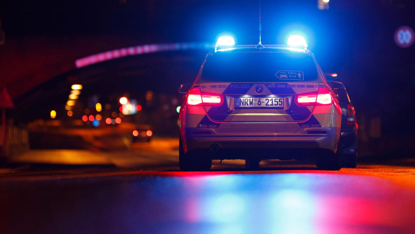 Ein Polizeiauto an einer Ampel (Symbolbild): In Köln hat es eine Schlägerei unter Jugendlichen gegeben.