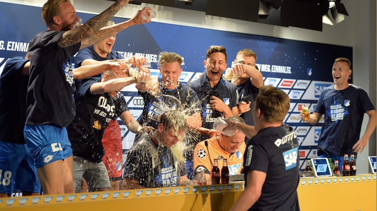 Bierdusche für Trainer Julian Nagelsmann: Die Spieler der TSG Hoffenheim bejubeln im Mai 2018 nach dem Sieg über den BVB das Erreichen von Platz 3 in der Abschlusstabelle.