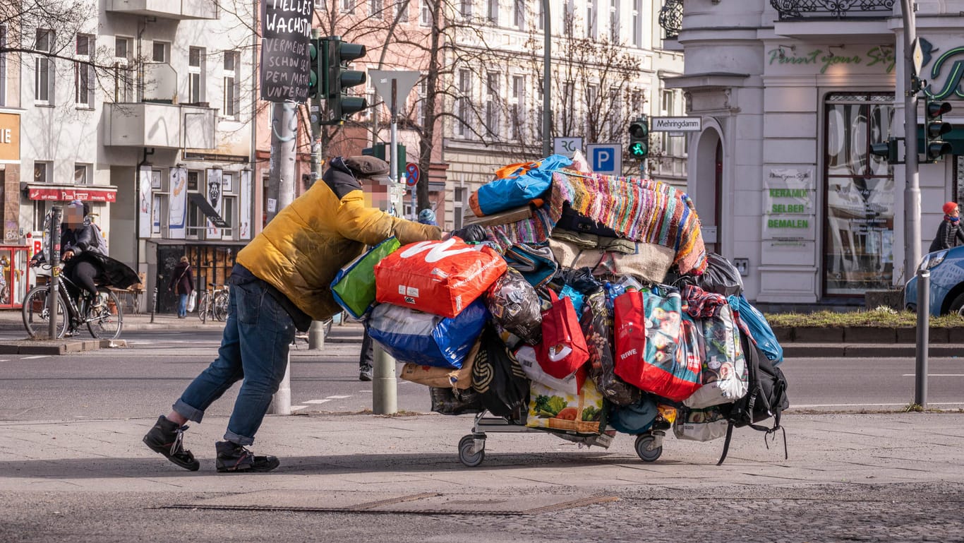 Obdachloser im Bezirk Kreuzberg: Impfungen für Obdachlose und Geflüchtete wurden vorerst unterbrochen. Grund ist eine Empfehlung der StiKo.