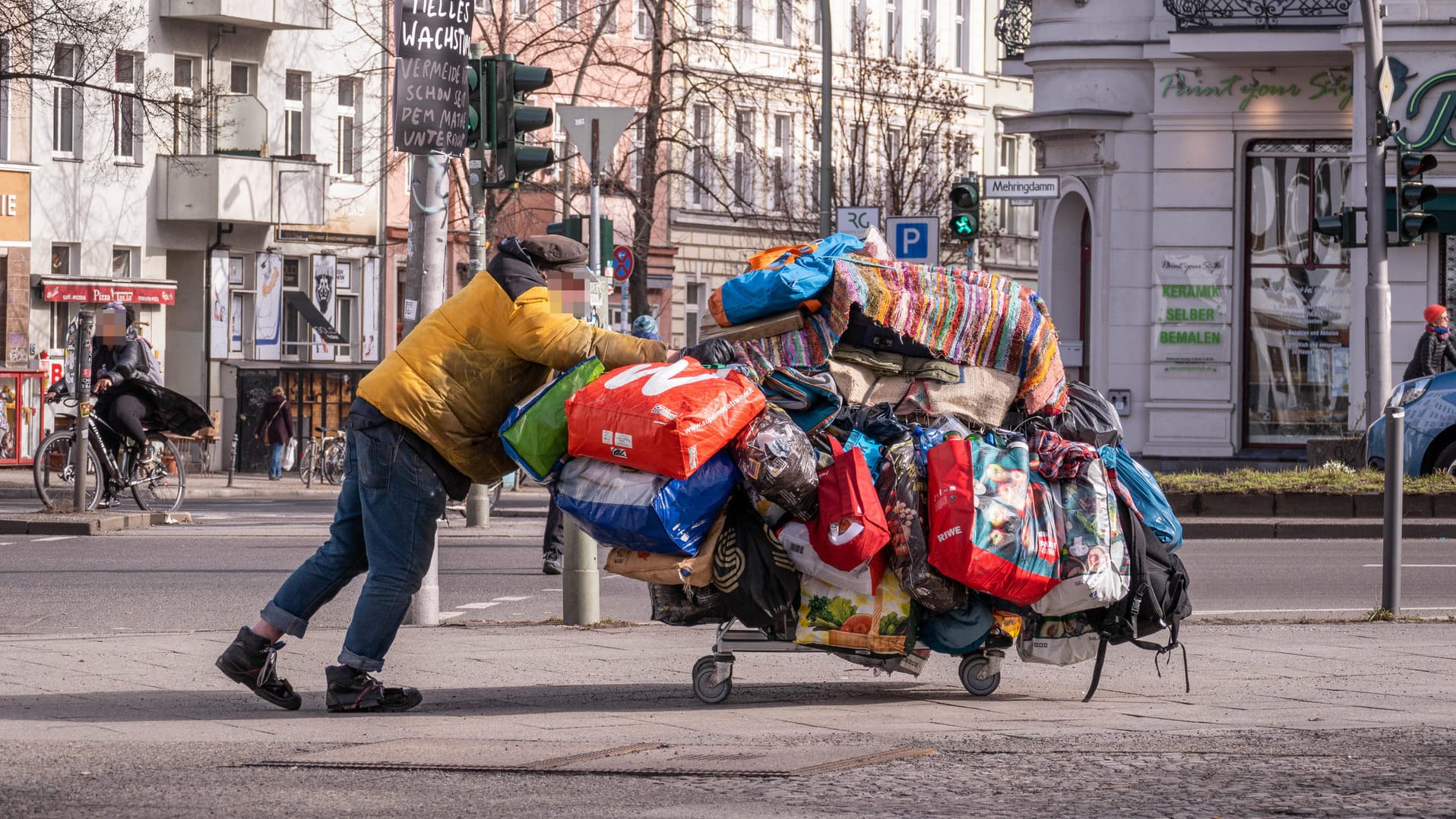 Obdachloser im Bezirk Kreuzberg: Impfungen für Obdachlose und Geflüchtete wurden vorerst unterbrochen. Grund ist eine Empfehlung der StiKo. Obdachloser im Bezirk Kreuzberg: Impfungen für Obdachlose und Geflüchtete wurden vorerst unterbrochen. Grund ist eine Empfehlung der StiKo.
