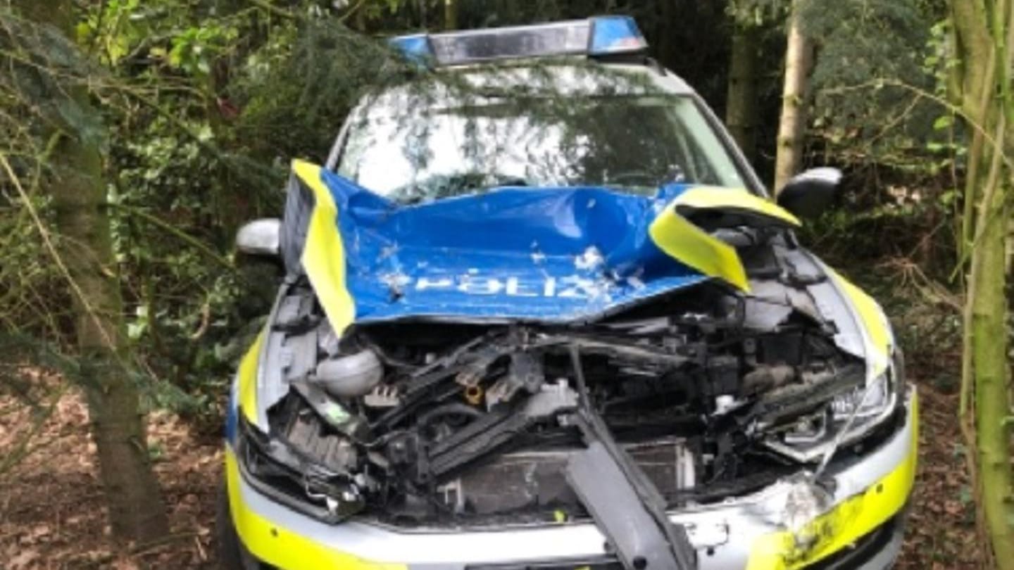 Der demolierte Streifenwagen: Die Polizei schätzt den Gesamtschaden auf 80.000 Euro. Der demolierte Streifenwagen: Die Polizei schätzt den Gesamtschaden auf 80.000 Euro.