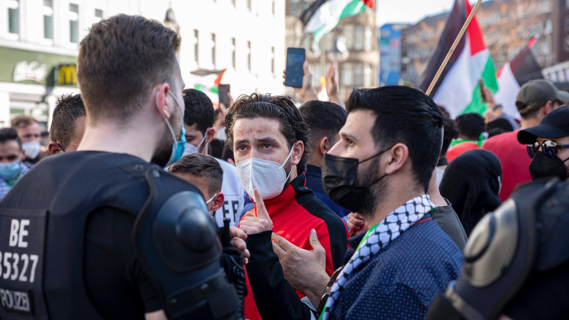 Berlin: Ein Junger Mann zeigt drohend sein Finger in Richtung Polizei. Bei einer Demonstration kam es zu Angriffen auf die Polizei. Berlin: Ein Junger Mann zeigt drohend sein Finger in Richtung Polizei. Bei einer Demonstration kam es zu Angriffen auf die Polizei.