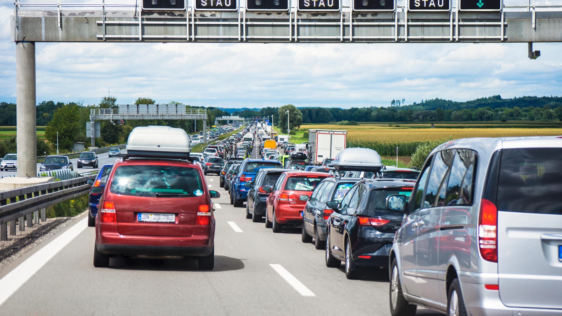 Stau: Schon ab Mittwoch könnte der Feierabend- und Pendlerverkehr anschwillen.