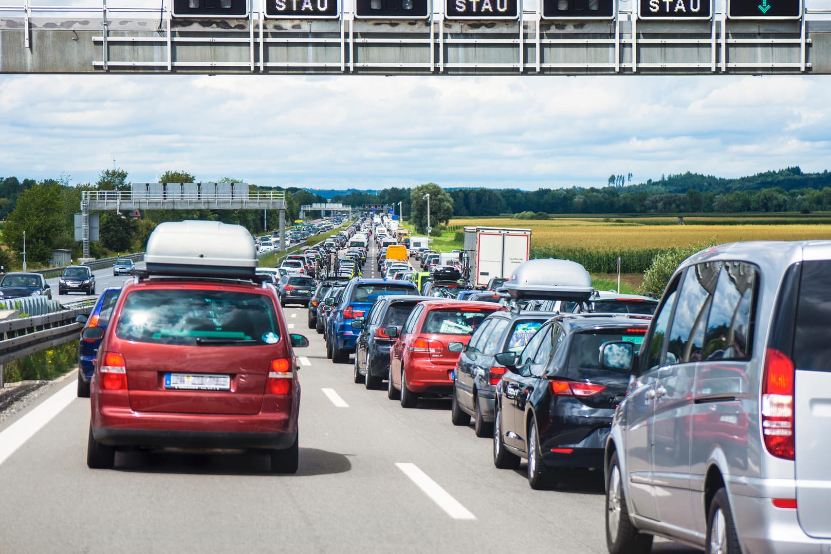 Stau: Schon ab Mittwoch könnte der Feierabend- und Pendlerverkehr anschwillen.