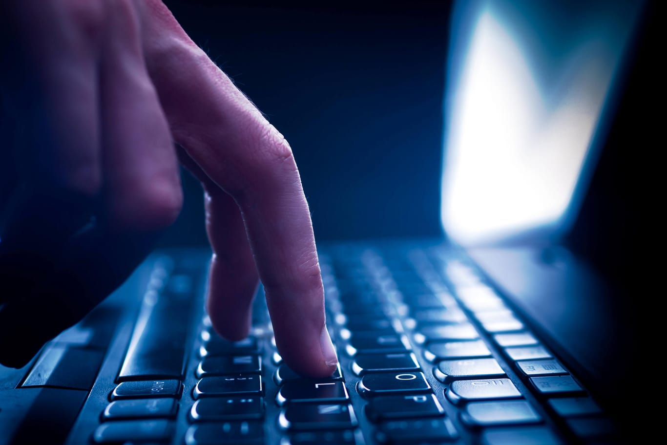 Finger tippen auf einer Tastatur: Das BKA hat im vergangenen Jahr eine deutliche Zunahme von Cybercrime-Fällen registriert.