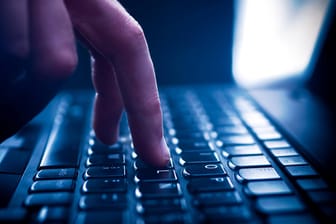 Finger tippen auf einer Tastatur: Das BKA hat im vergangenen Jahr eine deutliche Zunahme von Cybercrime-Fällen registriert.