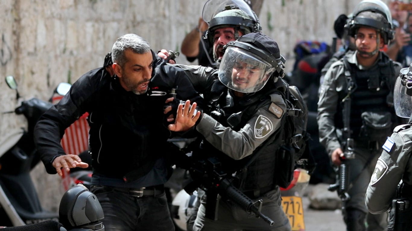 Israelische Polizisten führen einen Mann ab: Seit Tagen kam es um den Tempelberg in Jerusalem zu Ausschreitungen.