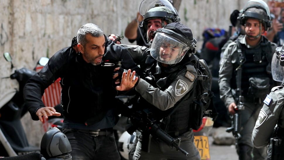 Israelische Polizisten führen einen Mann ab: Seit Tagen kam es um den Tempelberg in Jerusalem zu Ausschreitungen.