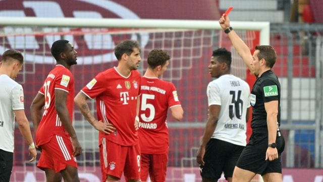 Tanguy Nianzou (l) sah gegen Gladbach die Rote Karte.