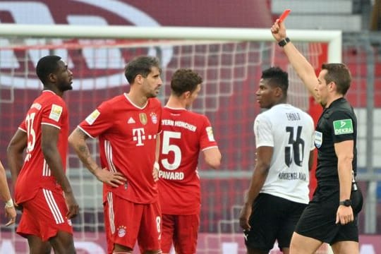 Tanguy Nianzou (l) sah gegen Gladbach die Rote Karte.