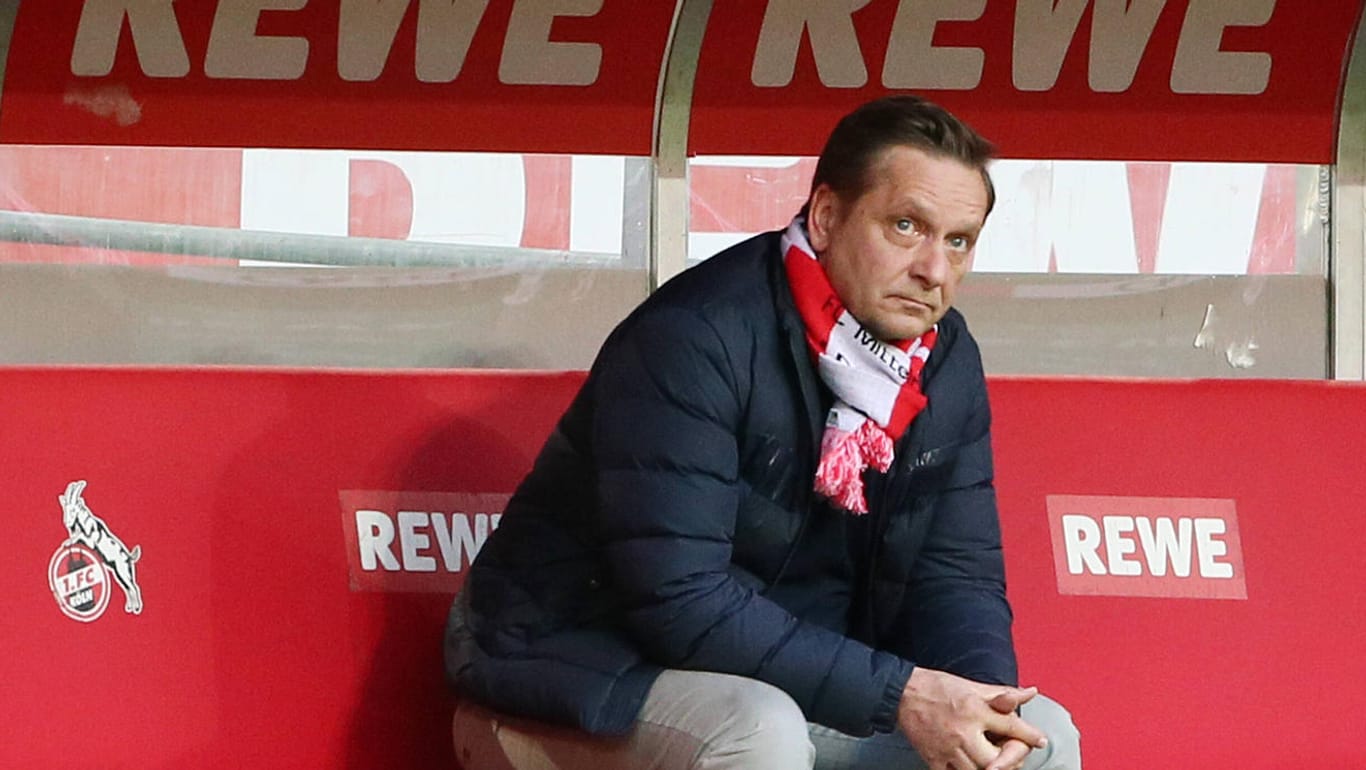 Horst Heldt sitzt auf der Bank (Archivbild): Kölns Sportchef zeigte sich nach der Niederlage verärgert.