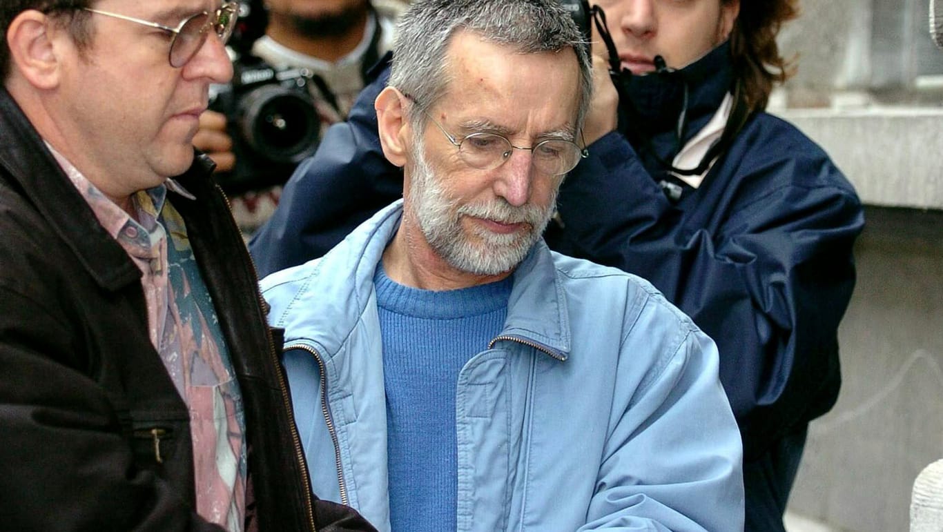 Der französische Serienmörder Michel Fourniret (M.) wird in ein Gerichtsgebäude gebracht. Der 79-Jährige starb am 10. Mai im Krankenhaus.