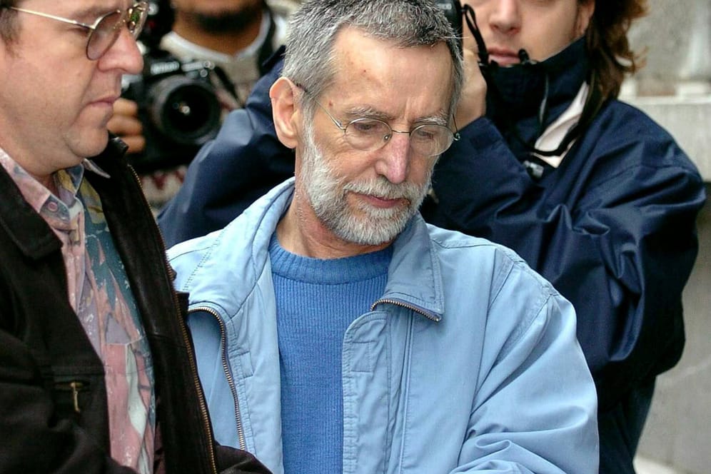 Der französische Serienmörder Michel Fourniret (M.) wird in ein Gerichtsgebäude gebracht. Der 79-Jährige starb am 10. Mai im Krankenhaus.