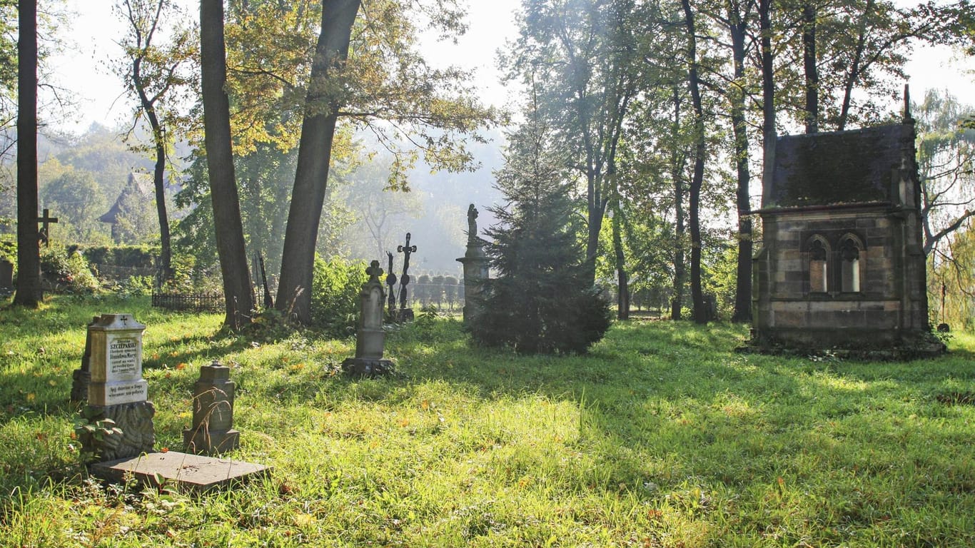 Ein Friedhof (Symbolbild): Die Fragen um den gefundenen Leichnam sind nun gelöst.
