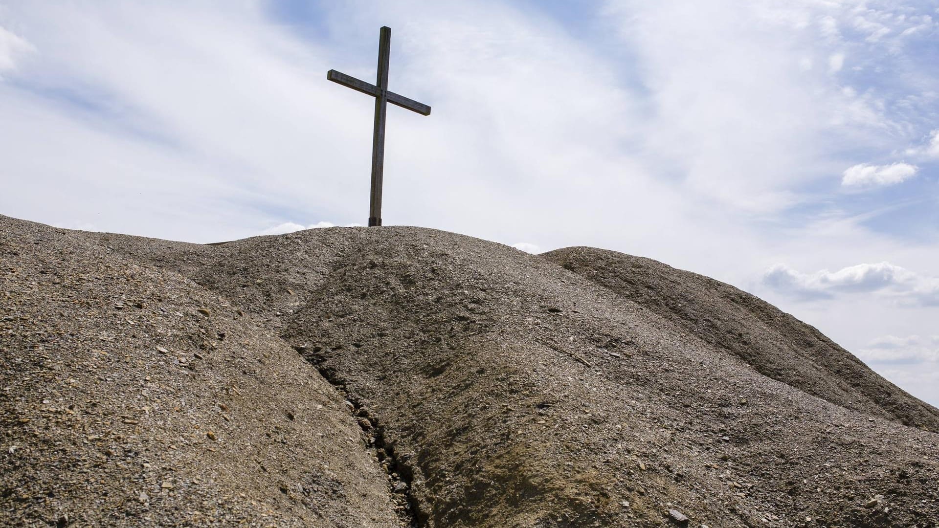 Ein großes Kreuz steht auf einem Hügel (Symbolbild): In Düsseldorf muss eine Frau ihr Kreuz aus dem Garten entfernen. Ein großes Kreuz steht auf einem Hügel (Symbolbild): In Düsseldorf muss eine Frau ihr Kreuz aus dem Garten entfernen.