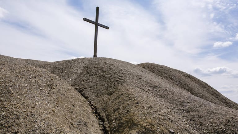 Ein großes Kreuz steht auf einem Hügel (Symbolbild): In Düsseldorf muss eine Frau ihr Kreuz aus dem Garten entfernen.